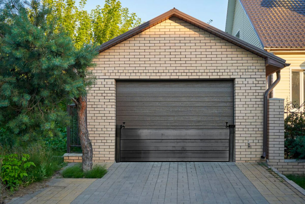 Une barriere anti inondation qui protege une maison de particulier contre les inondations