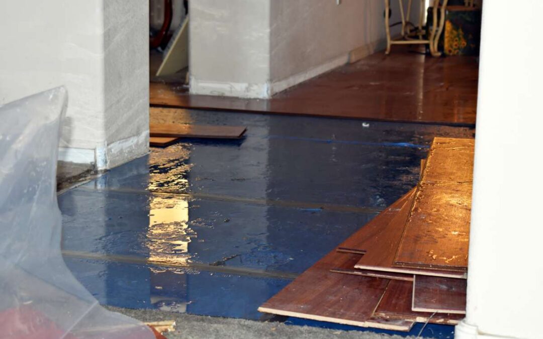 Eau sur le parquet en bois