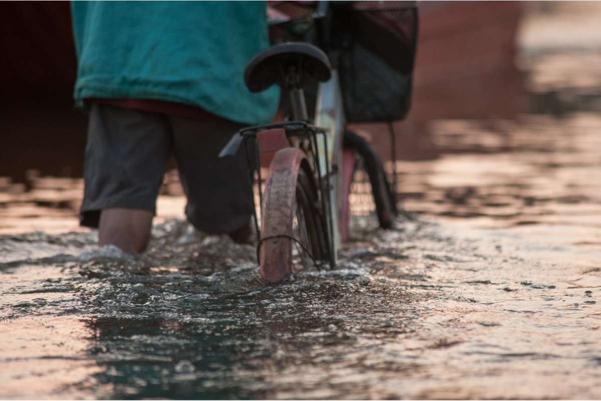 personne-velo-eau-eclaboussures-turquoise causes inondations fréquentes