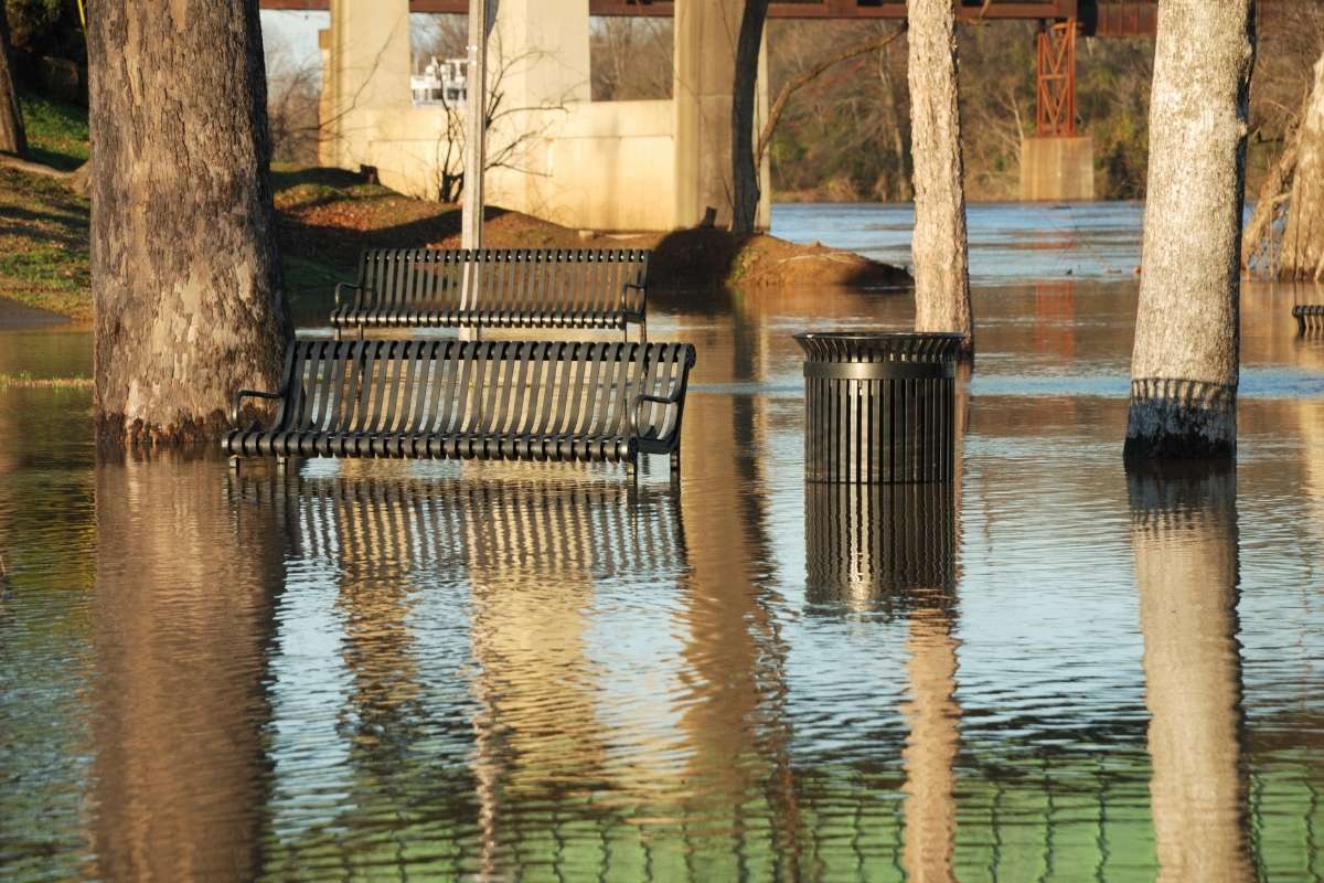 bancs-inondes-poubelle-eau-pont montée des eaux inondations