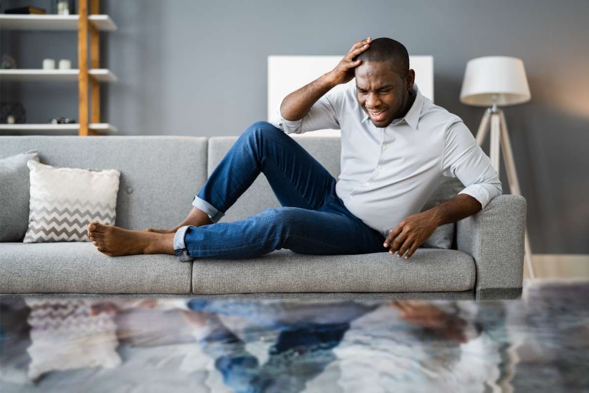homme-canape-detresse-inondation-sol protection inondation maison