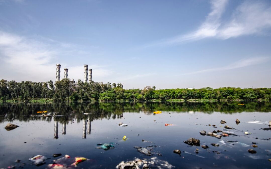 Comment les inondations contaminent l’eau potable : mécanismes et prévention