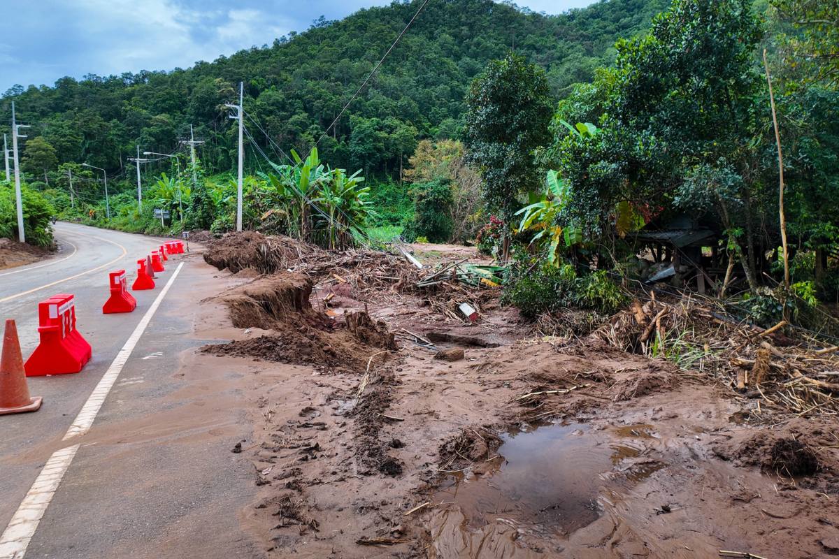 Érosion des sols au bord de la route avec écoulement de boue